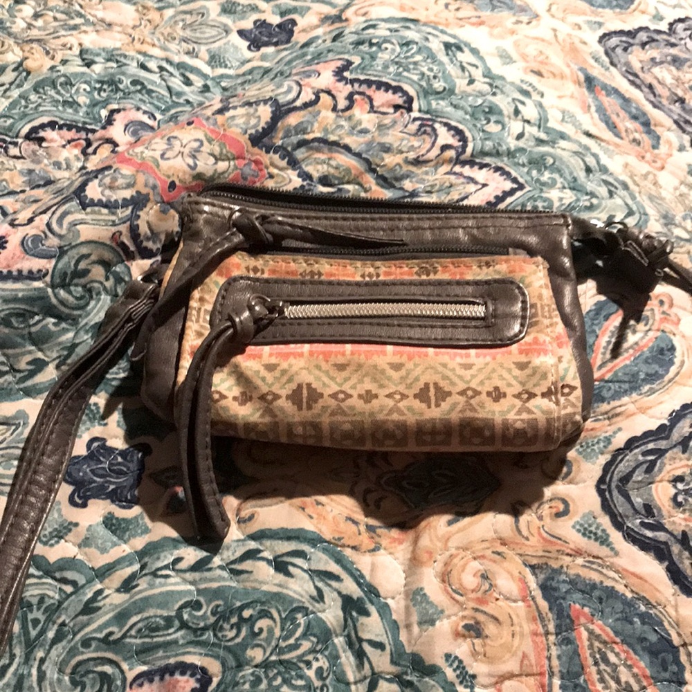 I’m selling this wallet. I’ve only used but once or twice. Shipping is free